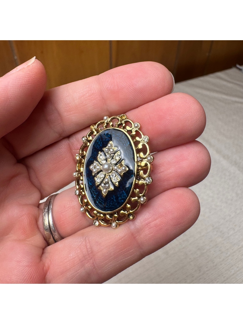 Vintage Blue Cameo Style Brooch Faux Pearl Rhinestone Gold Tone Pin - Picture 4 of 7